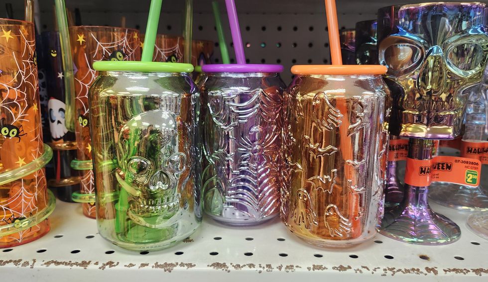 Des gobelets m\u00e9tallis\u00e9s.