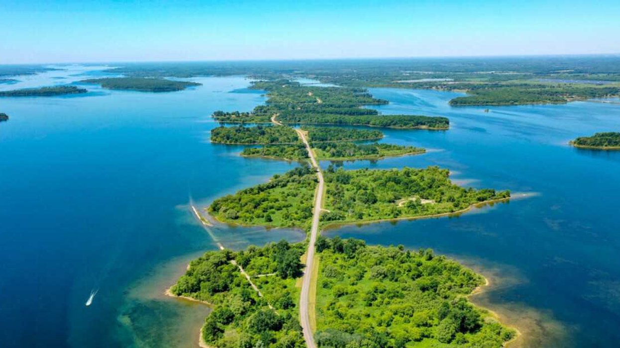 Des îles connectées par une route.