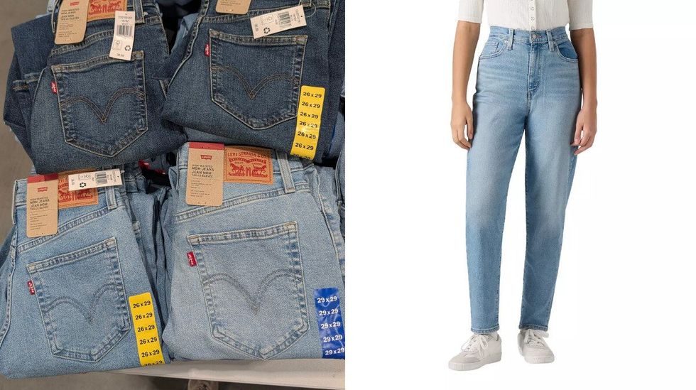 Des jeans bleu p\u00e2le et bleu fonc\u00e9 vendus dans le rayon des v\u00eatements chez Costco. Droite : une mannequin porte un mom jean bleu p\u00e2le.