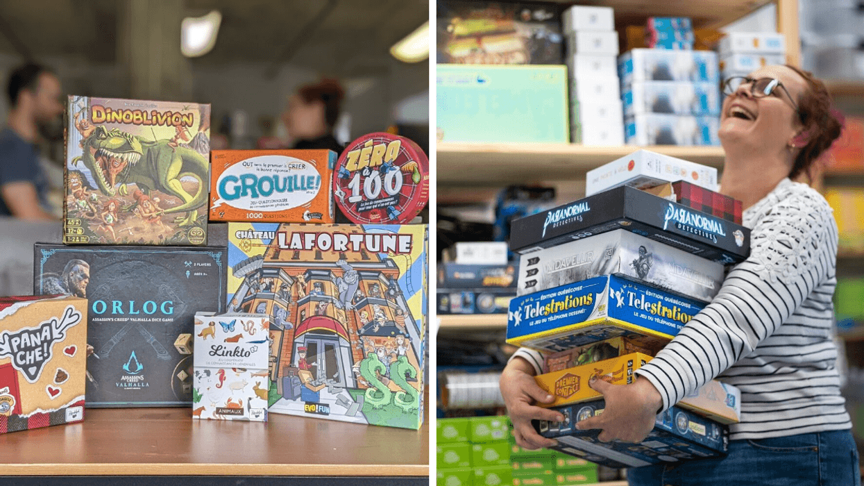 Des jeux de société. Droite : Une personne qui rit avec des boites de jeux de société dans les bras.