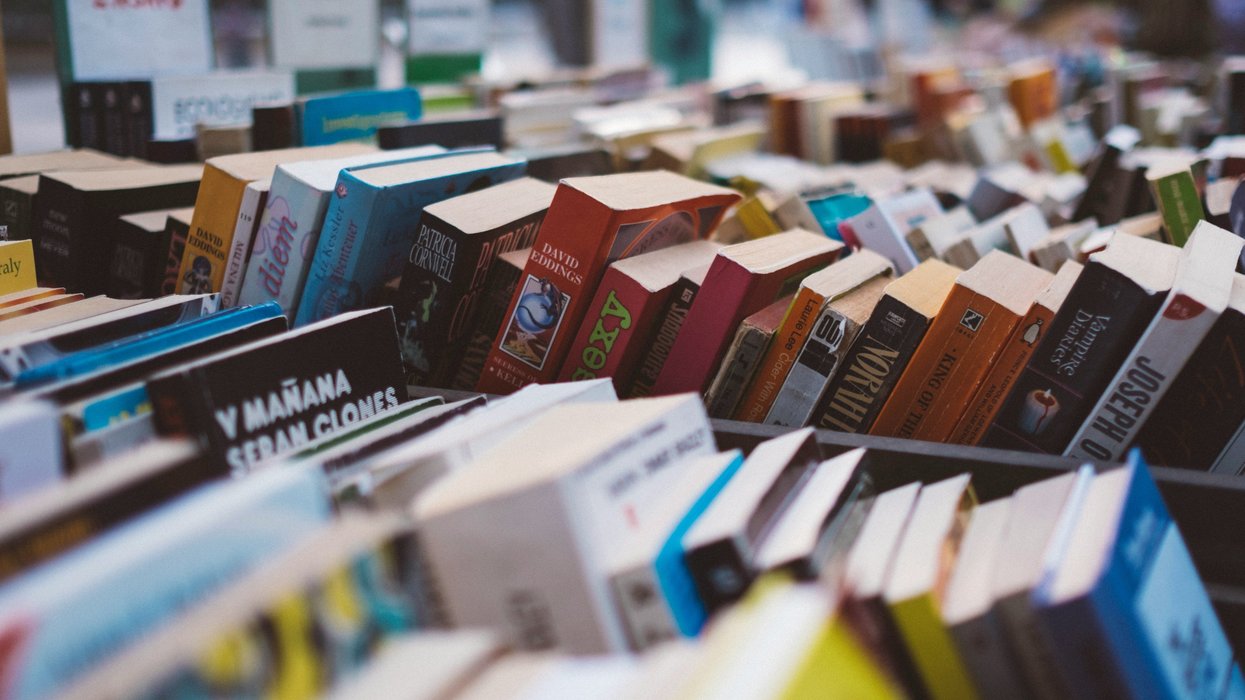 Des livres en ventes sur un kiosques.