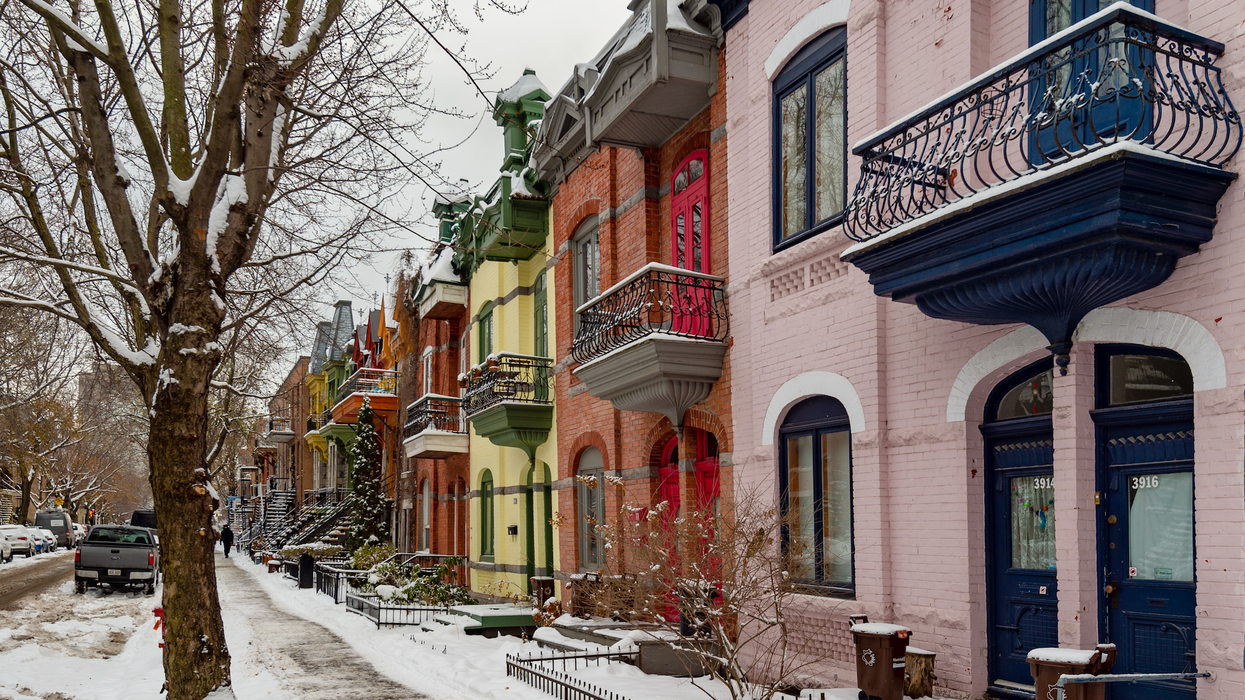 Des maisons colorées en rangée à Montréal.