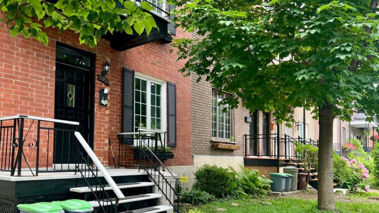 Des maisons en rangée sur une rue à Montréal
