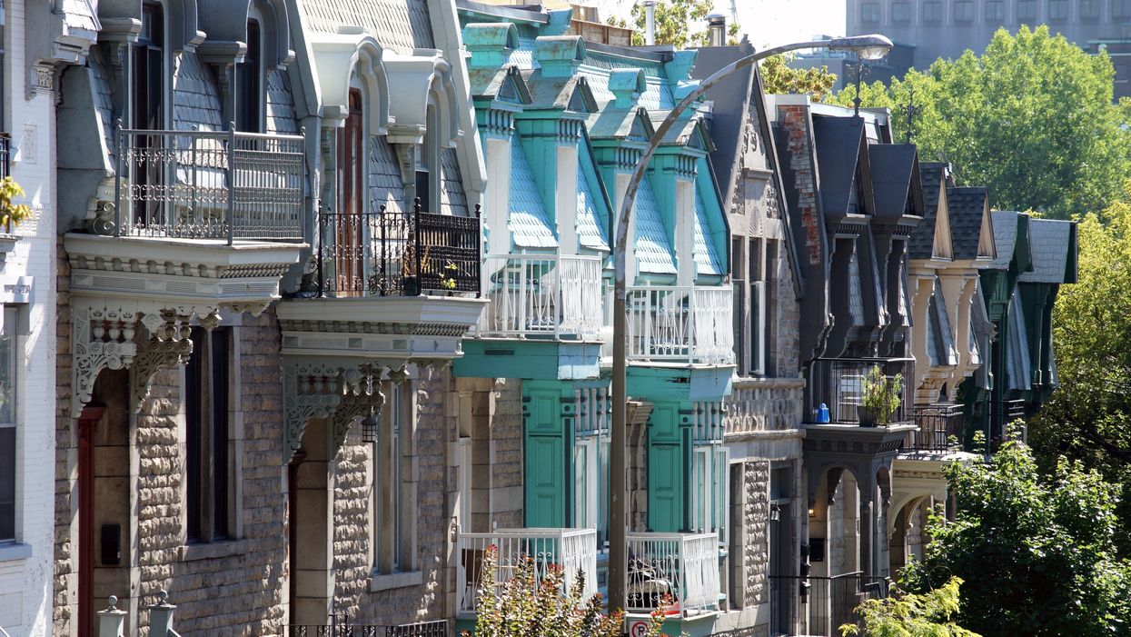 Des maisons en rangée.