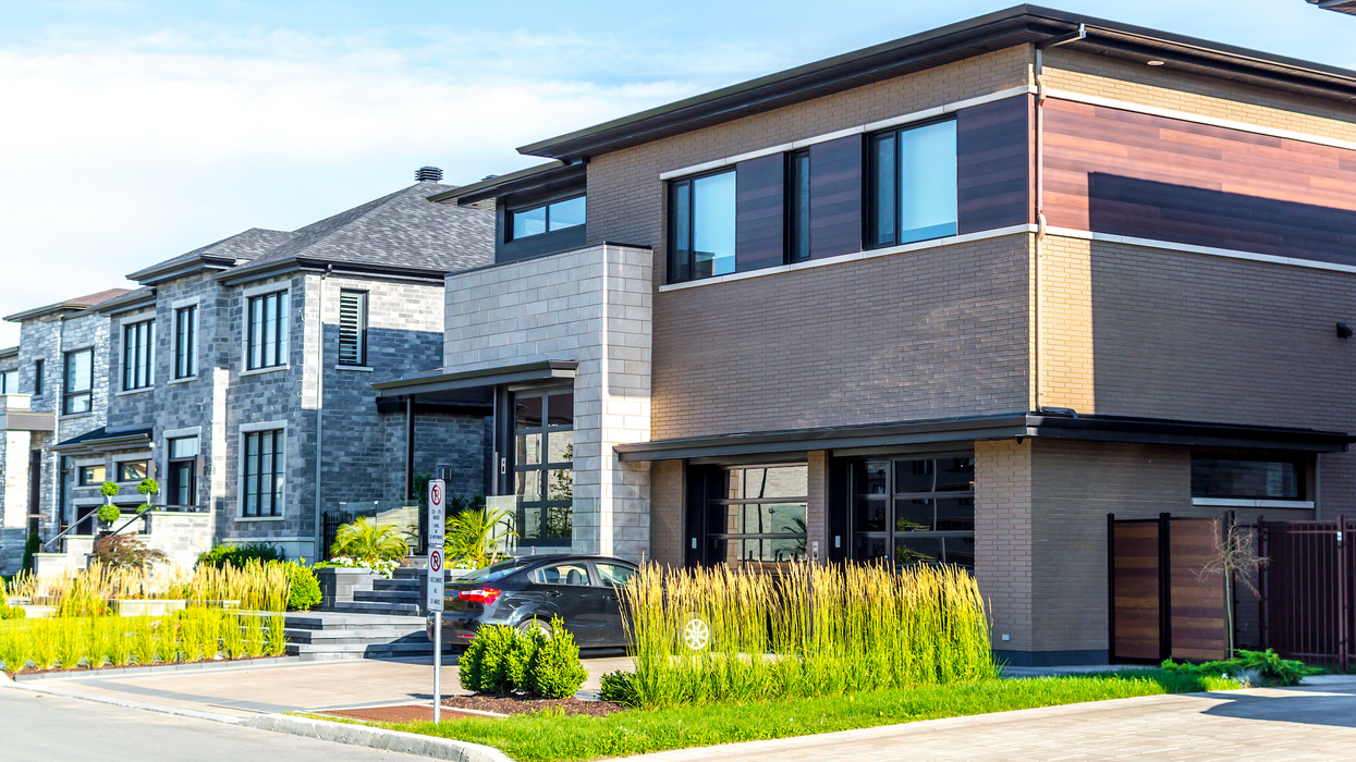 Des maisons neuves en rangée à Montréal.