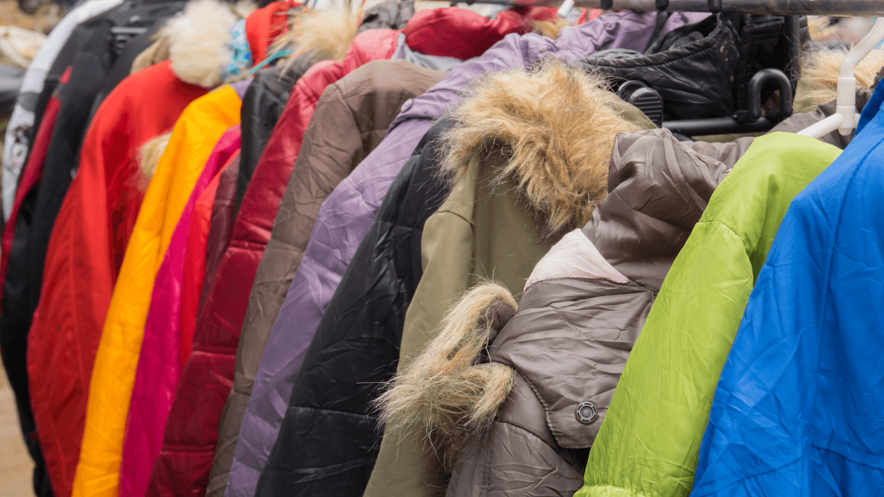 Des manteaux d'hiver accrochés.