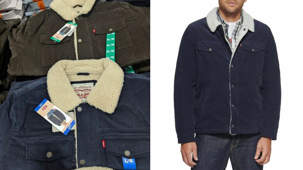 Des manteaux en corduroy Levi's pour hommes vendus dans le rayon des v\u00eatements chez Costco. Droite : un mannequin qui porte un manteau en corduroy bleu marine.
