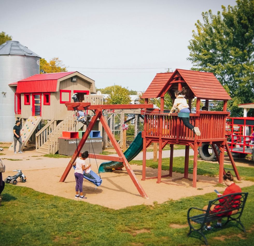 Des modules de jeux ext\u00e9rieurs.