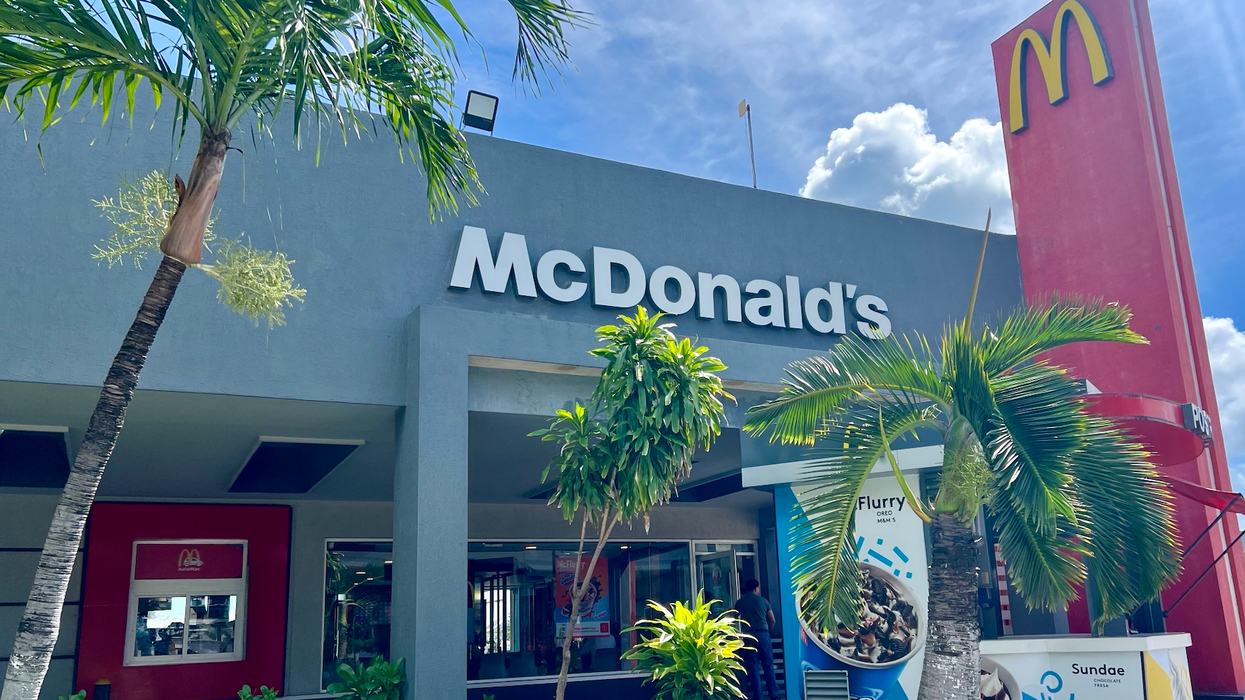 Des palmiers devant une succursale de McDonald's au Mexique.