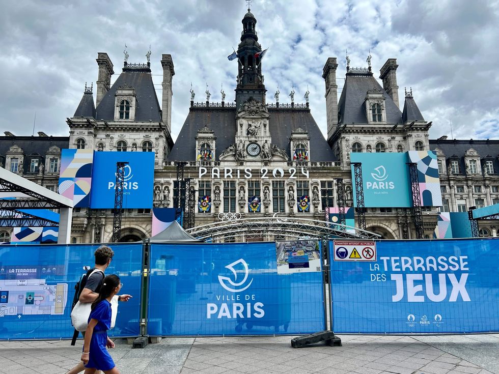 Des panneaux o\u00f9 il est \u00e9crit Ville de Paris et La terrasse des jeux devant l'H\u00f4tel de ville de Paris.