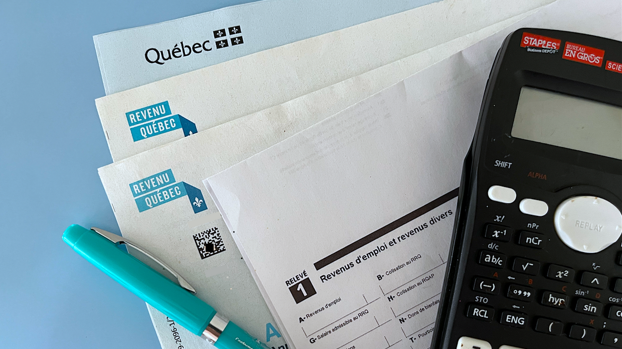 Des papiers de Revenu Québec, un crayon et une calculatrice.
