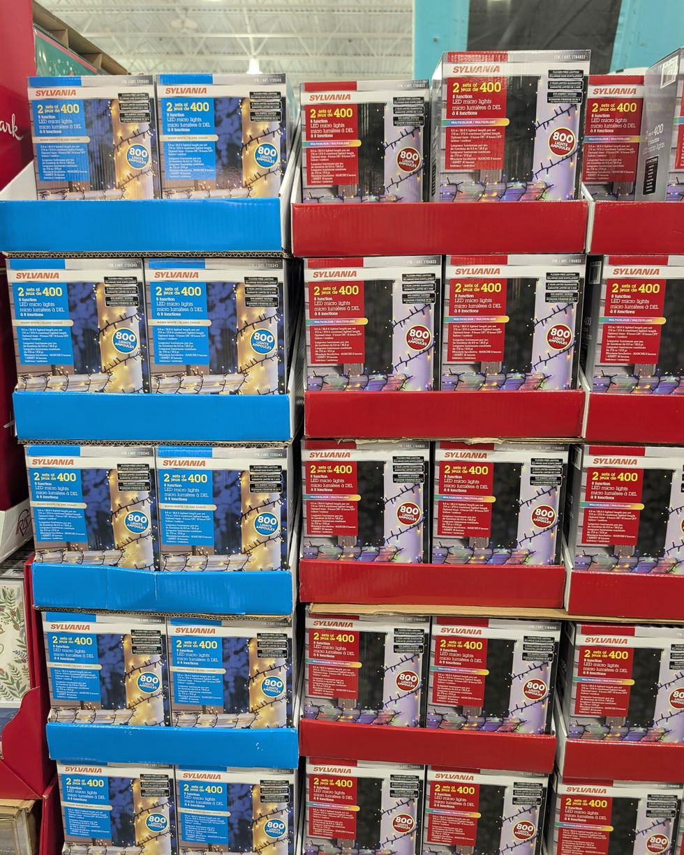 Des paquets de guirlandes de 400 micro-lumi\u00e8res \u00e0 DEL blanches et multicolores vendus dans le rayon des articles saisonniers chez Costco.