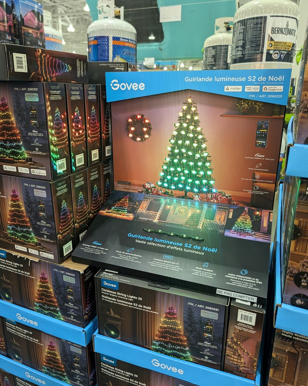 Des paquets de guirlandes de No\u00ebl \u00e0 diff\u00e9rents effets lumineux vendus dans le rayon des articles saisonniers chez Costco.