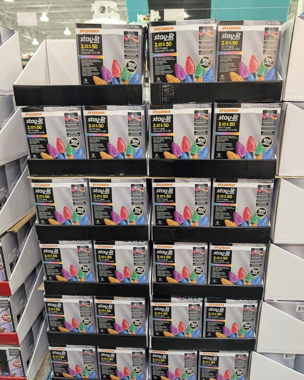 Des paquets de guirlandes lumineuses de No\u00ebl multicolores vendus dans le rayon des articles saisonniers chez Costco.