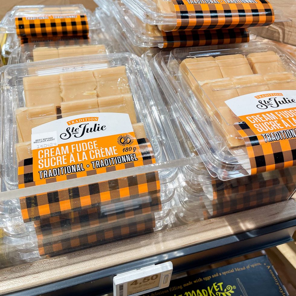 Des paquets de sucre \u00e0 la cr\u00e8me Tradition Ste-Julie sur une tablette.