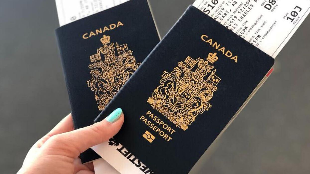 Des passeports Canadiens contenant une carte d'embarquement.