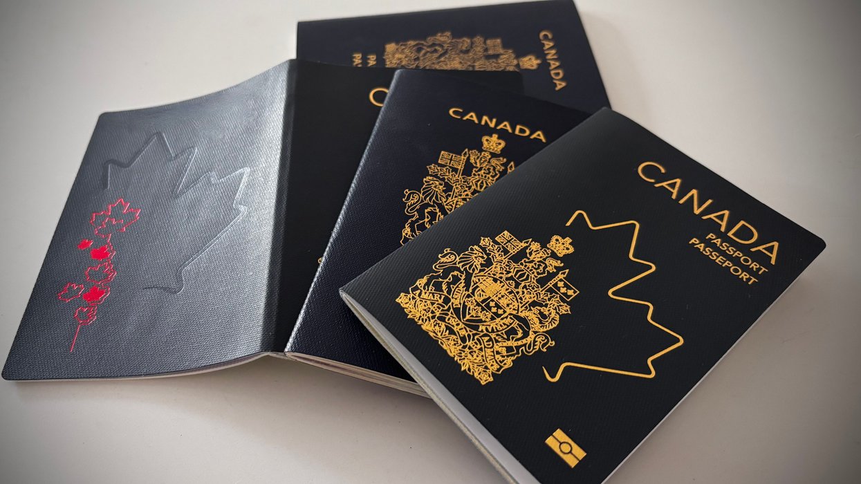 Des passeports canadiens.