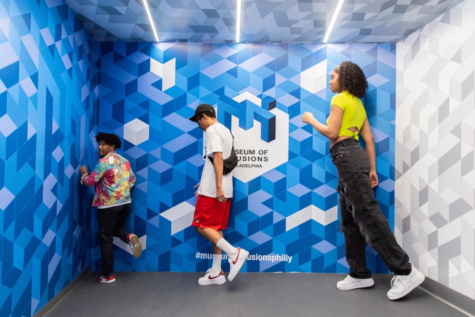 Des personnes au Mus\u00e9e de illusions.