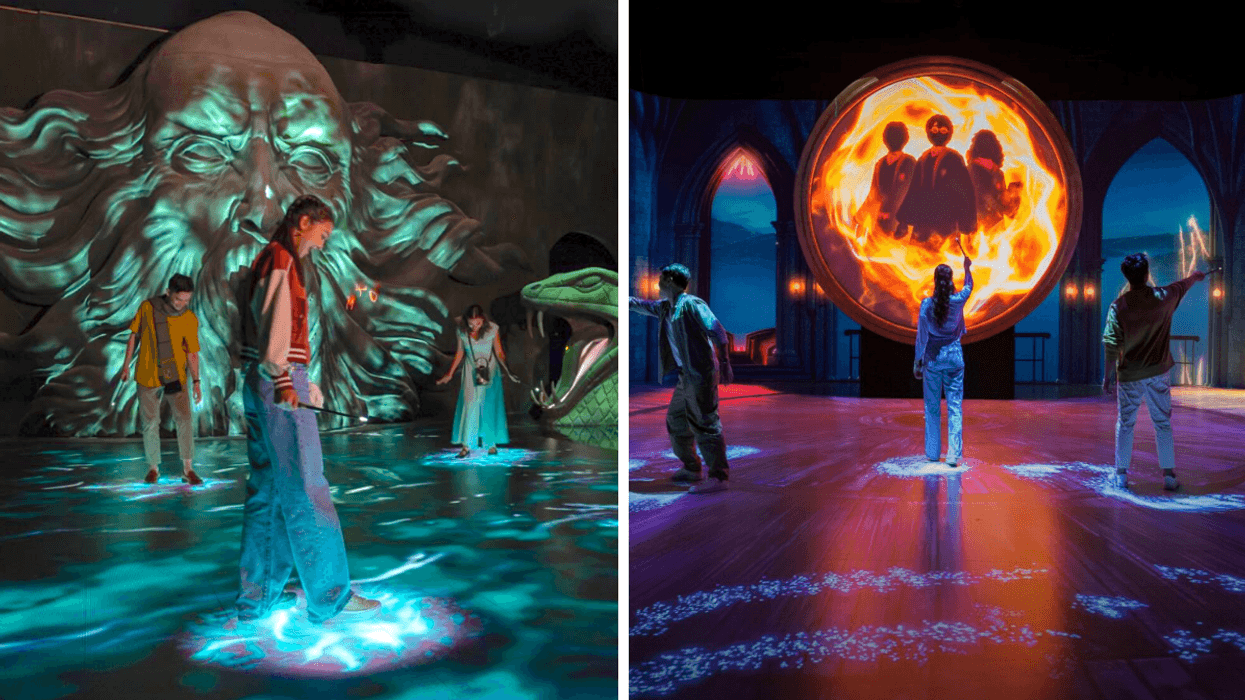 Des personnes dans la chambre des secrets d'une expérience Harry Potter. Droite : Des gens avec des baguettes dans une salle de Harry Potter : Visions de la magie.