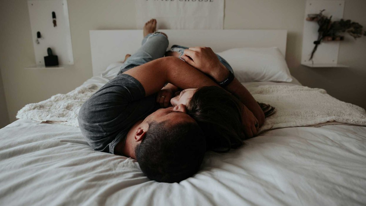 Des personnes dans un lit.