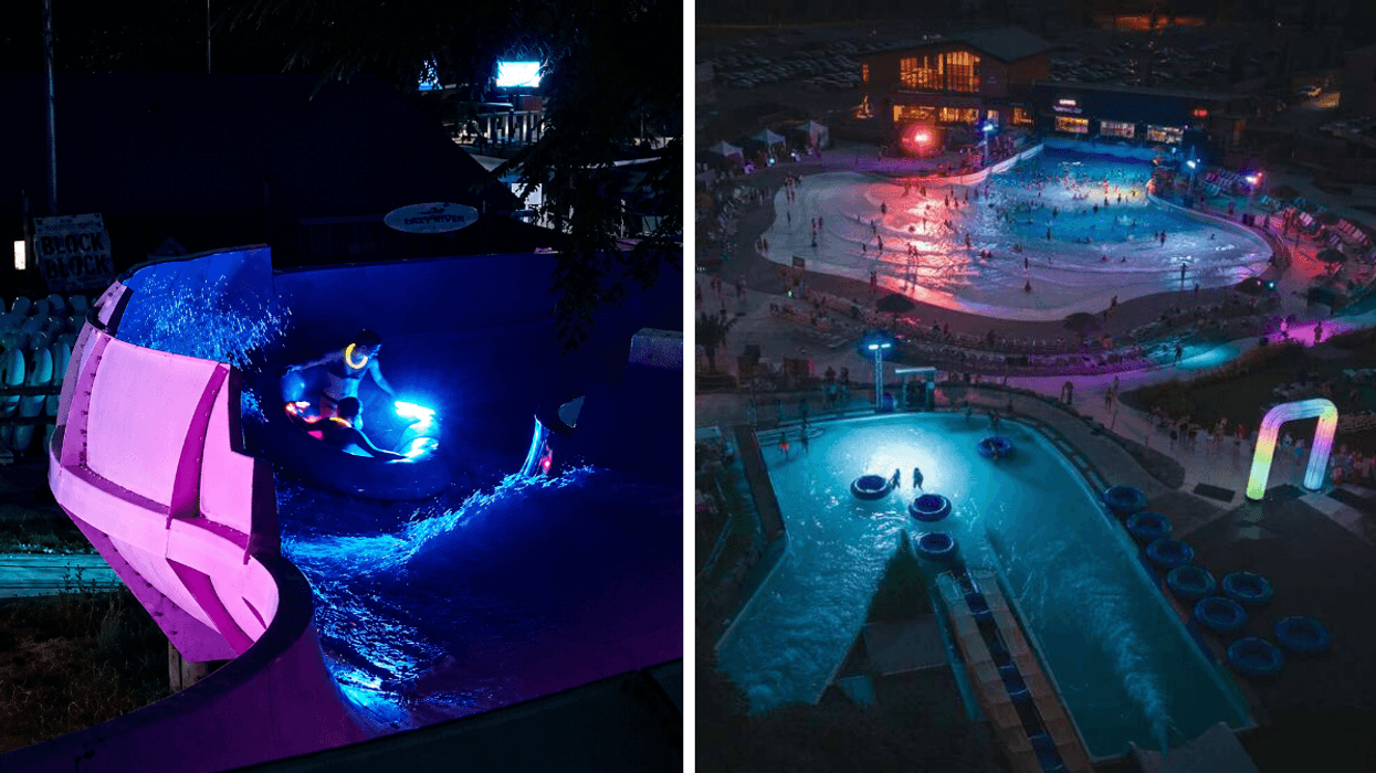 Des personnes dans une glissade d'eau la nuit avec des accessoires fluorescents. Droite : La piscine à vague illuminée à Bromont.