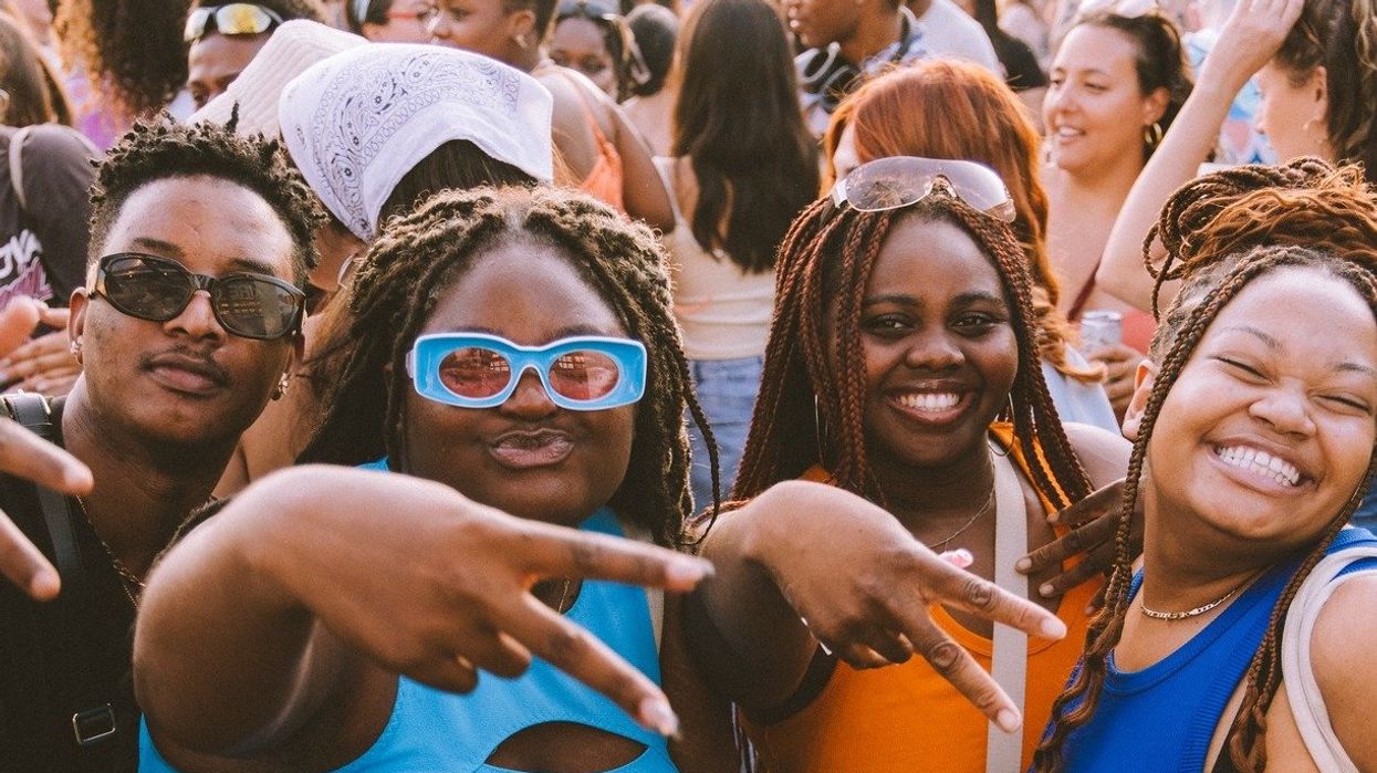 Des personnes faisant des signe de « peace » à l'Aire commune.