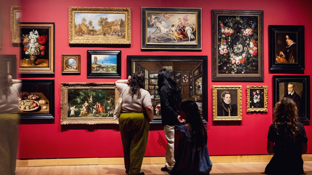 Des personnes observent des tableaux au Musée des beaux-arts de Montréal.