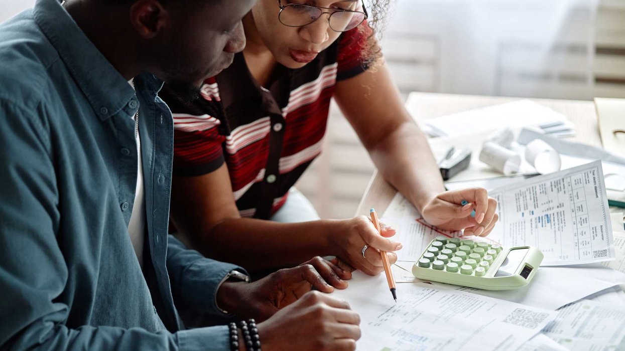 Des personnes qui font des calculs.