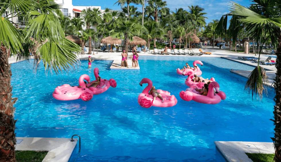 Des personnes qui profitent de la piscine du Viva Azteca by Wyndham.