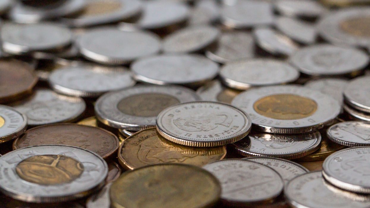 Des pièces de 2 $ et 25 cents canadiens