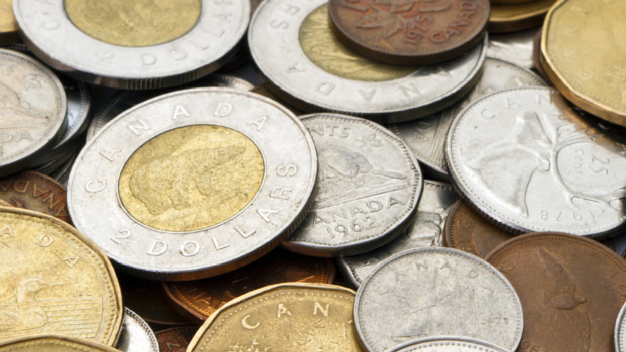 Des pièces de dollars canadiens.