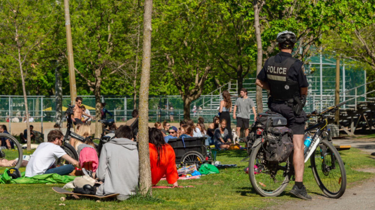 Des policiers dans un parc à Montréal.
