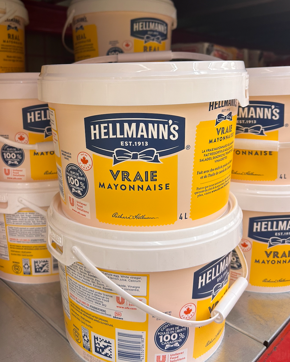 Des pots de 4 L de mayonnaise Hellmann's au Super C.