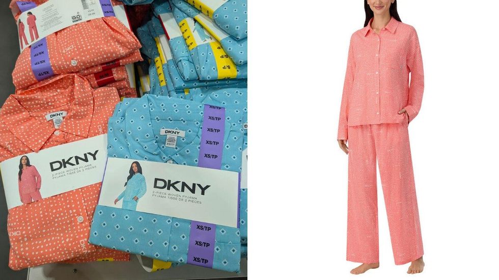 Des pyjamas roses et bleus \u00e0 motifs vendus dans le rayon des v\u00eatements chez Costco. Droite : une mannequin qui porte un pyjama corail \u00e0 motif.