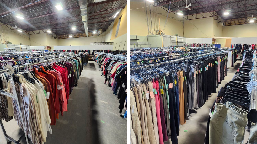 Des rang\u00e9es de v\u00eatements sur de pr\u00e9sentoir dans un magasin d'occasion.