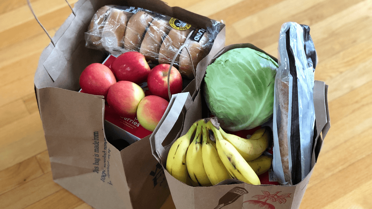 Des sacs d'épicerie pleins d'aliments.