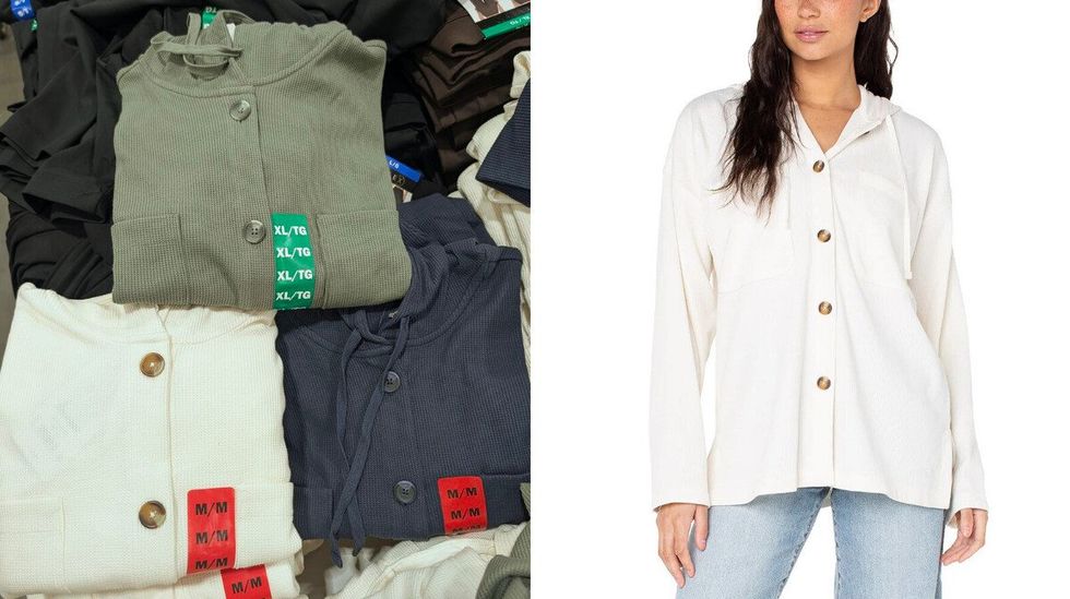 Des surchemises cr\u00e8me, gris-vert et bleu marine vendues dans le rayon des v\u00eatements chez Costco. Droite : une mannequin porte une surchemise cr\u00e8me.