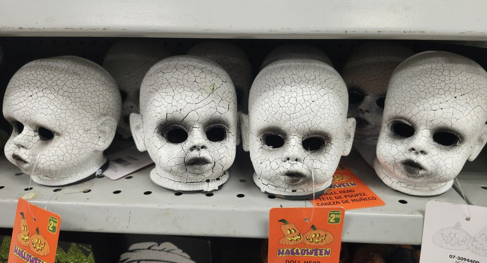 Des t\u00eates de poup\u00e9es craquel\u00e9es.