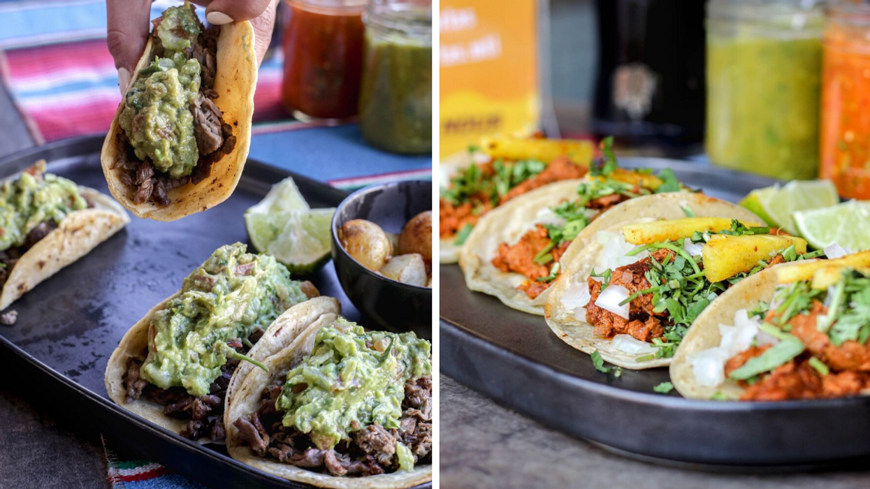 Des tacos avec guacamole. Droite : Des tacos avec ananas.