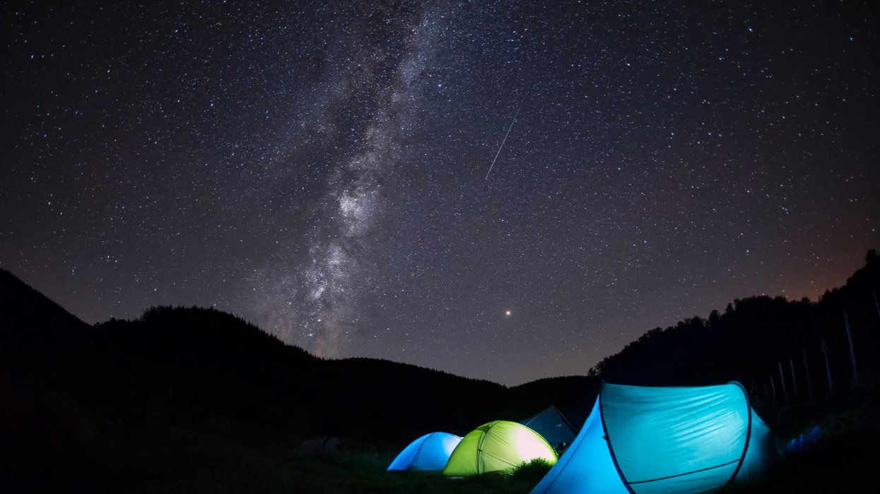 Des tentes sous une pluie d'étoiles.