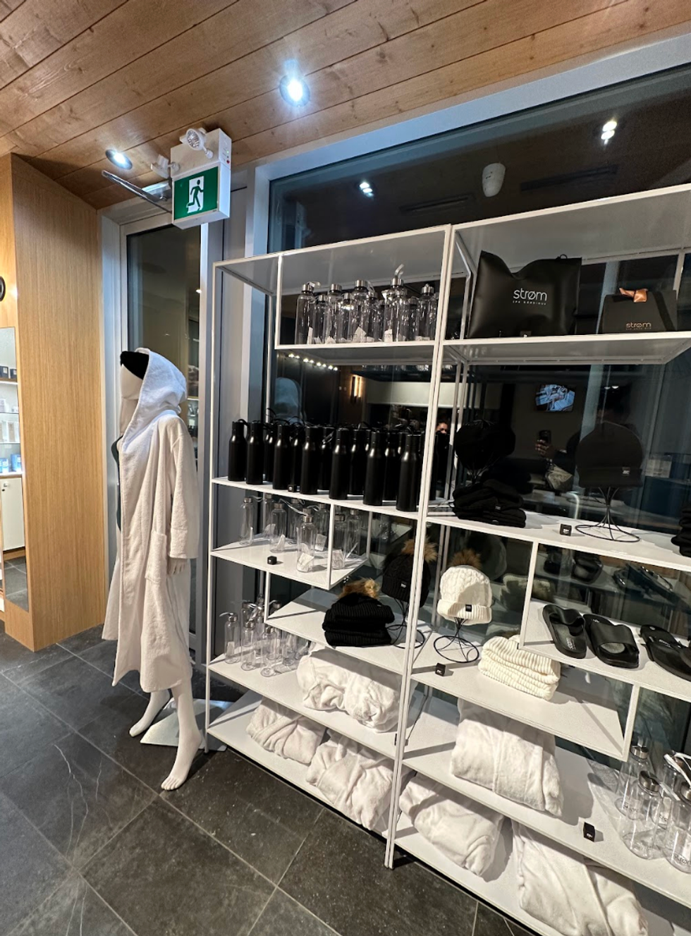 Des \u00e9tag\u00e8res blanches avec des items \u00e0 vendre \u00e0 l'effigie du spa.