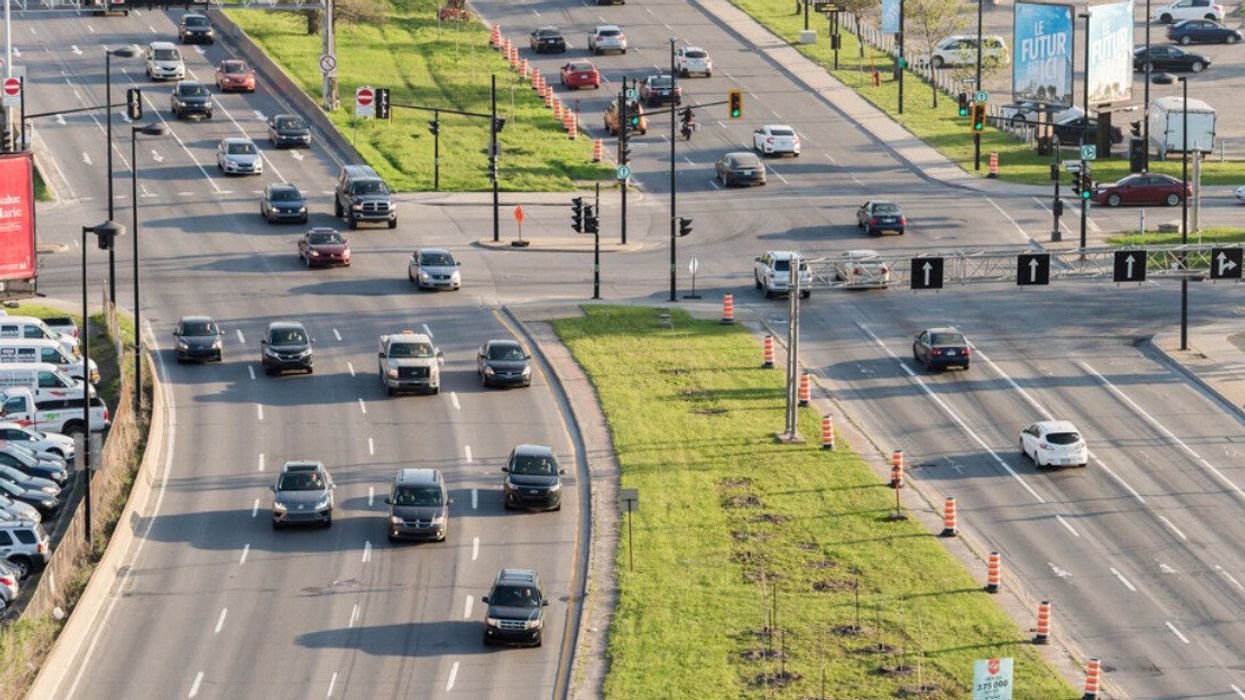 Des véhicules circulent sur des routes à plusieurs voies à Montréal.