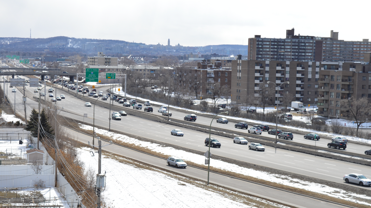 Des véhicules circulent sur une autoroute à Montréal.