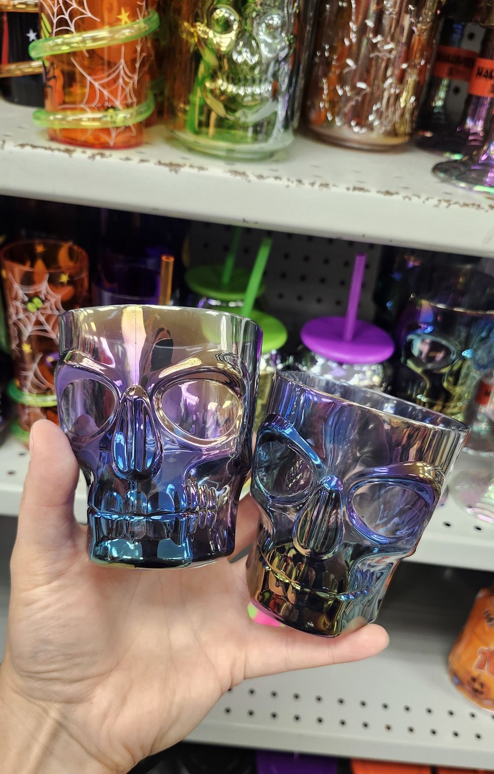 Des verres en forme de cr\u00e2ne iridescents.