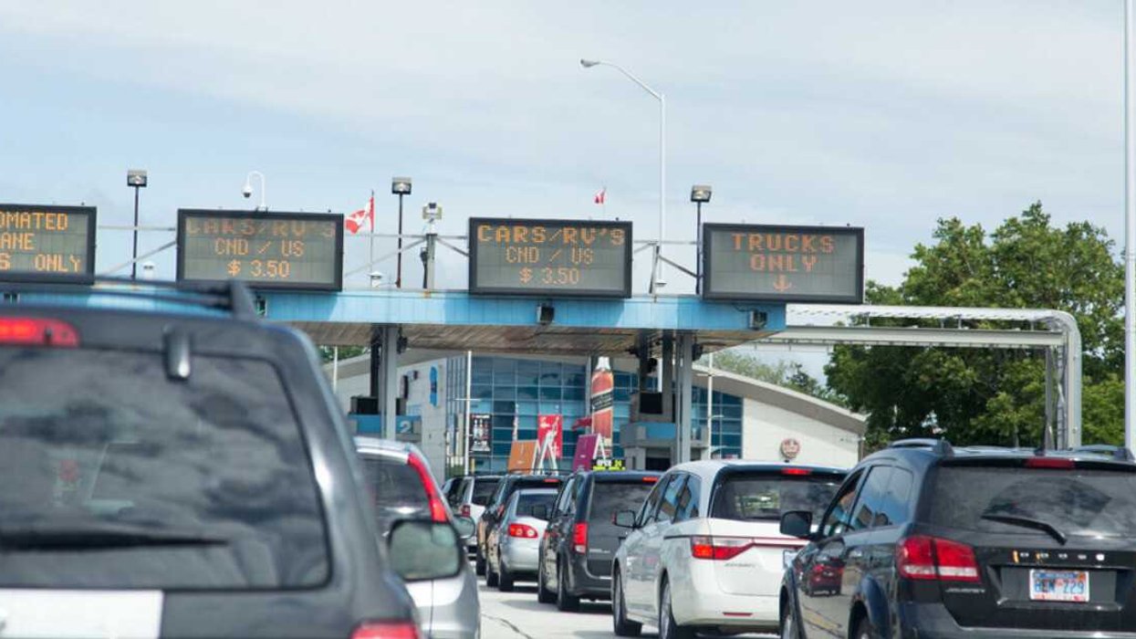 Des voitures qui attendent aux douanes Canada-États-Unis.