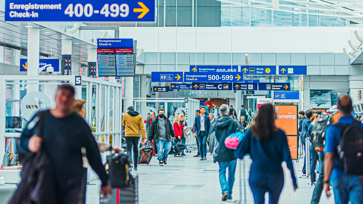 Des voyageurs et voyageuses à l'aéroport de Montréal.