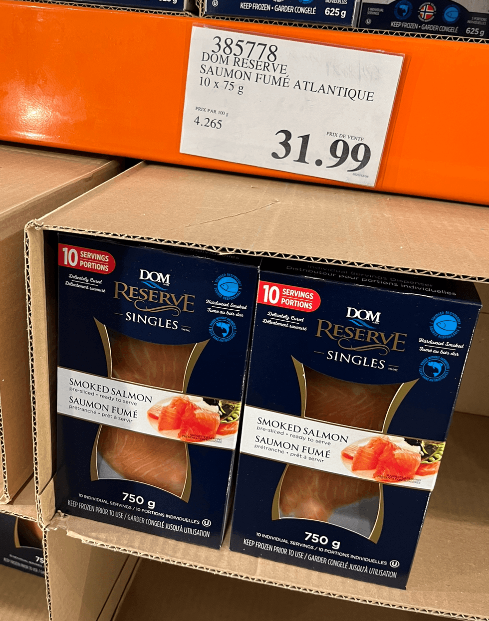 Deux boites de saumon fum\u00e9 DOM Reserve dans un r\u00e9frig\u00e9rateur du Costco.