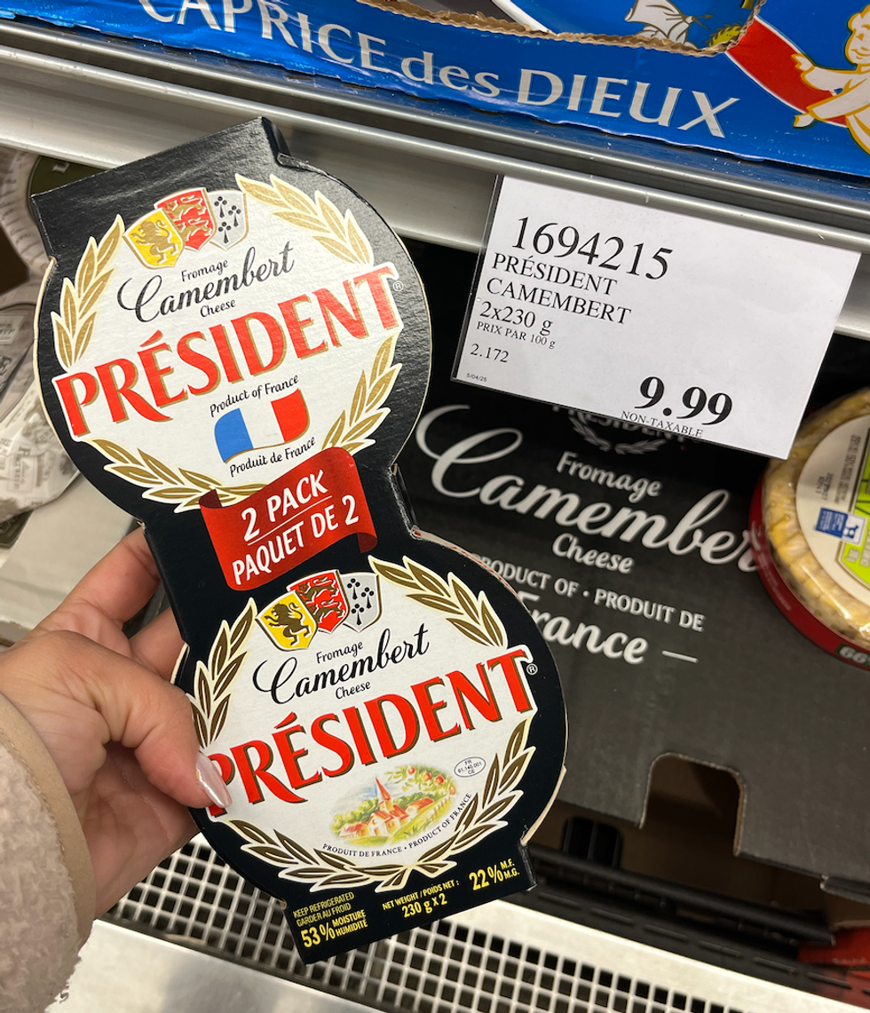 Deux Camembert Pr\u00e9sident dans une main au Costco.