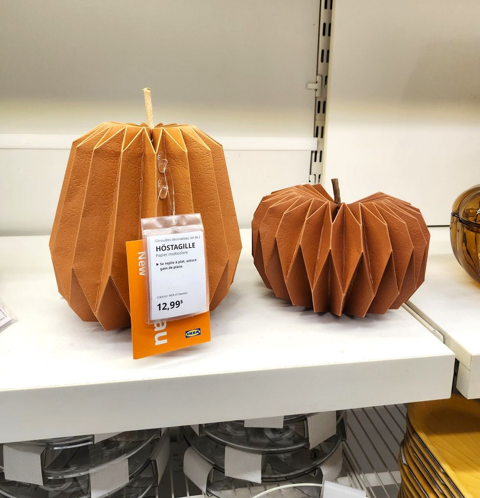 Deux citrouilles de papier textur\u00e9 orang\u00e9.