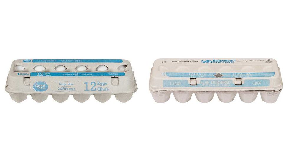 Deux contenants de douzaines d'oeufs sur fond blanc.